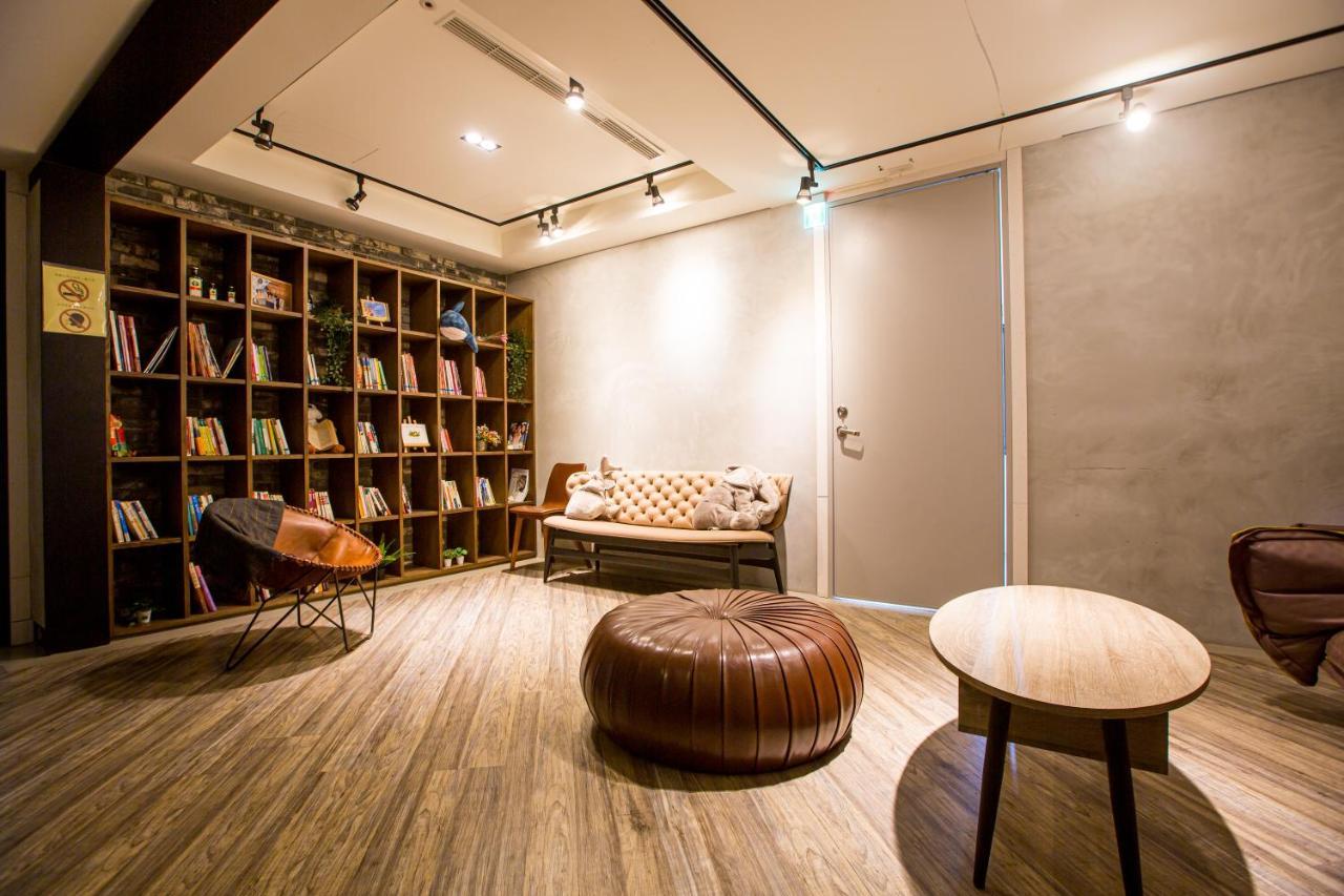 Easylazy Inn Taichung Exterior photo