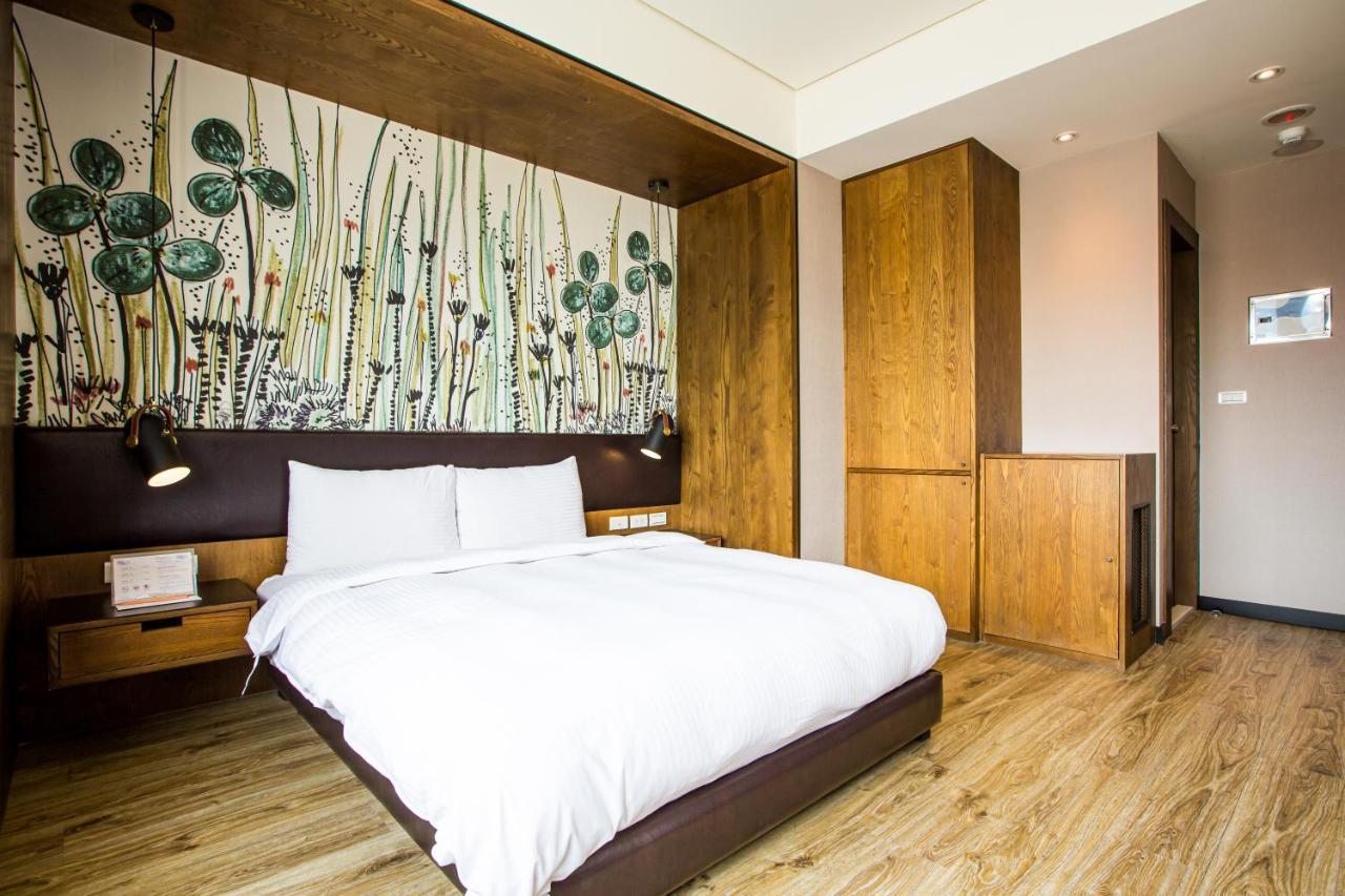 Easylazy Inn Taichung Exterior photo